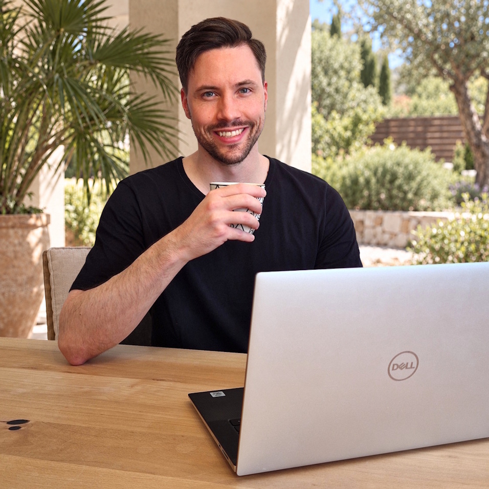 Pascal Pausch mit Laptop
